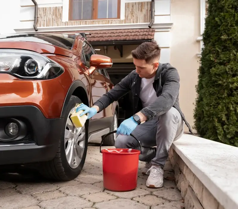 Lavage auto à domicile Carolles : professionnel intervenant sur un véhicule